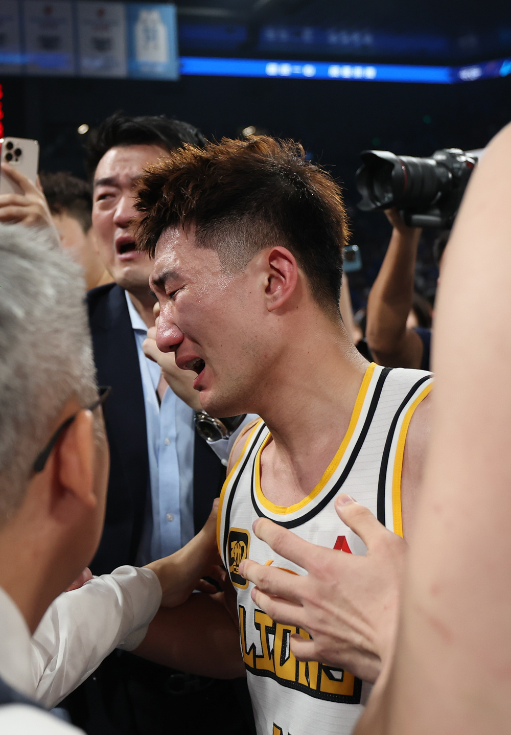 英雄联盟- 深圳男篮迎社区盾关键赛，今夜止住颓势，管理层满意，团队化学反应显著